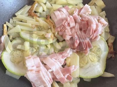 Keptuvė su cukinijomis, bekonu ir žaliu svogūnu Žingsnis 3