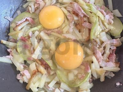 Keptuvė su cukinijomis, bekonu ir žaliu svogūnu Žingsnis 4