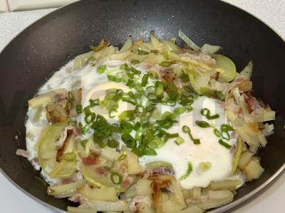 Keptuvė su cukinijomis, bekonu ir žaliu svogūnu pagrindine nuotrauka