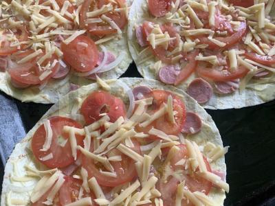 Greita pica ant lavašo pagrindine nuotrauka