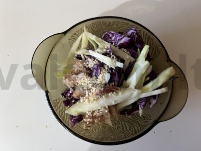 Kopūstų salotas su bekonu ir baltu sezamu Žingsnis 2