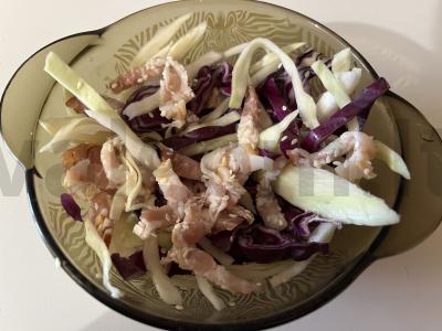 Kopūstų salotas su bekonu ir baltu sezamu pagrindine nuotrauka