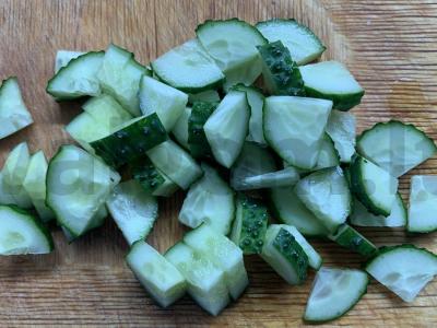 Agurkų ir kopūstų salotas su medaus-muštrės padažu Žingsnis 1