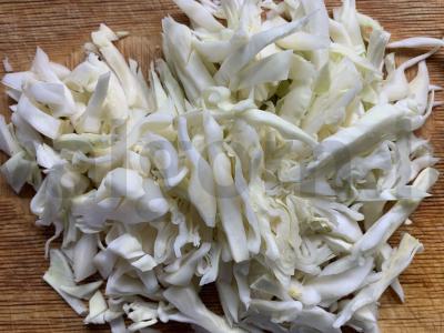 Agurkų ir kopūstų salotas su medaus-muštrės padažu Žingsnis 2