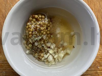 Agurkų ir kopūstų salotas su medaus-muštrės padažu Žingsnis 3