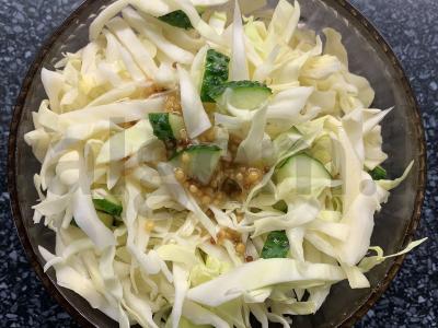 Agurkų ir kopūstų salotas su medaus-muštrės padažu Žingsnis 4