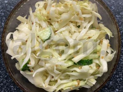 Agurkų ir kopūstų salotas su medaus-muštrės padažu Žingsnis 5