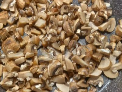 Vištienos kotletai su pievagrybiais Žingsnis 1