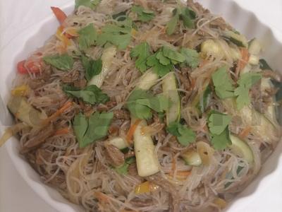 Daržovių salotas su jautiena ir funchoza pagrindine nuotrauka