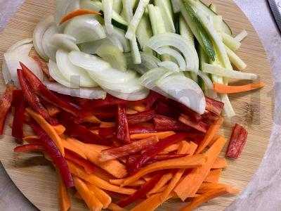 Vokas su vištiena, grikių makaronais ir austrių padažu Žingsnis 1