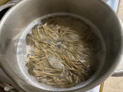 Vokas su vištiena, grikių makaronais ir austrių padažu Žingsnis 4