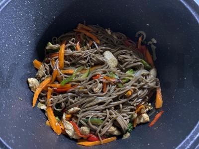 Vokas su vištiena, grikių makaronais ir austrių padažu Žingsnis 5