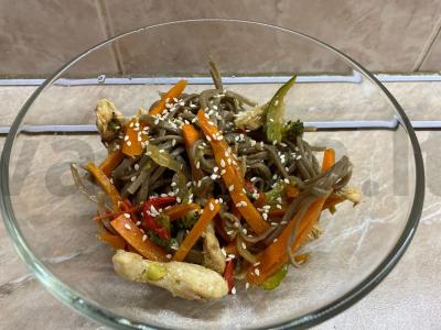 Vokas su vištiena, grikių makaronais ir austrių padažu pagrindine nuotrauka