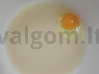 Raisinų bandelės su glazūra Žingsnis 1