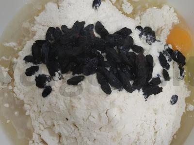 Raisinų bandelės su glazūra Žingsnis 2