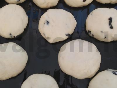 Raisinų bandelės su glazūra Žingsnis 5