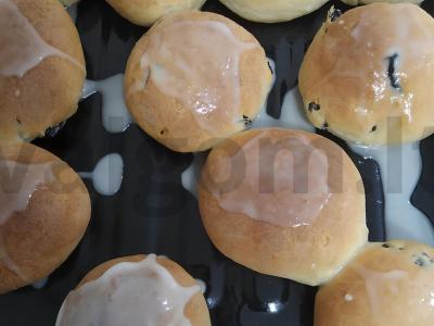 Raisinų bandelės su glazūra pagrindine nuotrauka