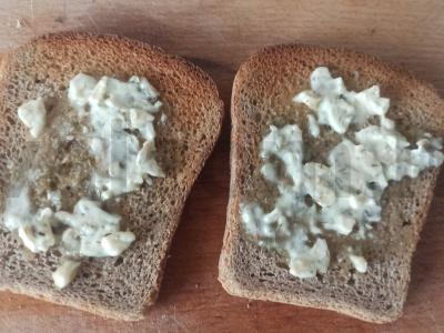 Tostai su sviestu ir riešutais pagrindine nuotrauka