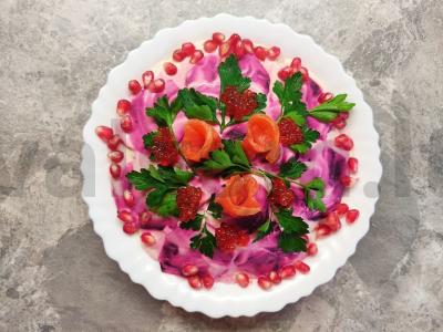 Šventinis salotas su burokėliais, lašiša ir raudonąja ikra pagrindine nuotrauka