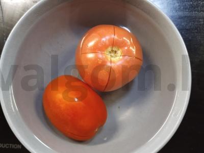 Omletas su pomidorais, sūriu ir prieskoniais Žingsnis 1