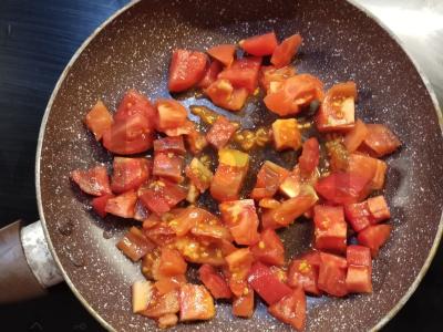 Omletas su pomidorais, sūriu ir prieskoniais Žingsnis 2