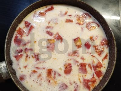 Omletas su pomidorais, sūriu ir prieskoniais Žingsnis 4