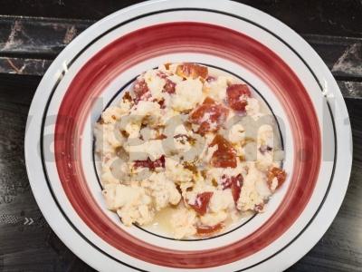 Omletas su pomidorais, sūriu ir prieskoniais pagrindine nuotrauka