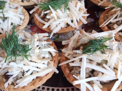 Krepšeliai su faršu ir sūriu šventiniam stalui pagrindine nuotrauka