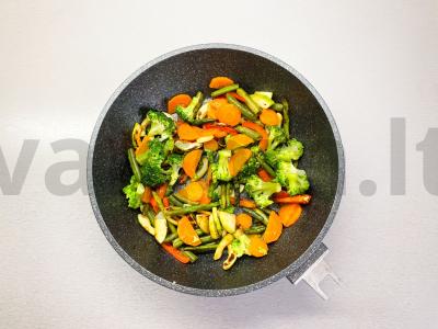 Vištienos kotletai su pupelėmis ir daržovėmis Žingsnis 5