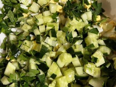 Žuvies konservų salotos su agurkais ir žolelėmis Žingsnis 2