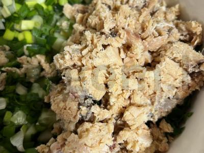 Žuvies konservų salotos su agurkais ir žolelėmis Žingsnis 3