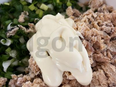 Žuvies konservų salotos su agurkais ir žolelėmis Žingsnis 4