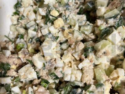 Žuvies konservų salotos su agurkais ir žolelėmis pagrindine nuotrauka