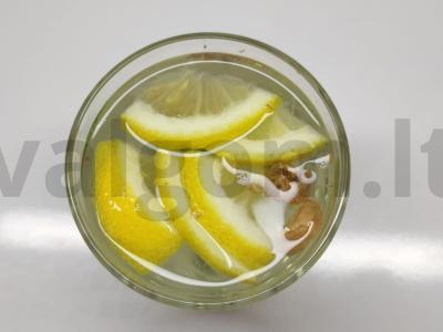 Namų krienų gėrimas su laimu pagrindine nuotrauka