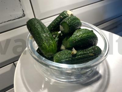 Sūdyti agurkai konteineryje pagrindine nuotrauka