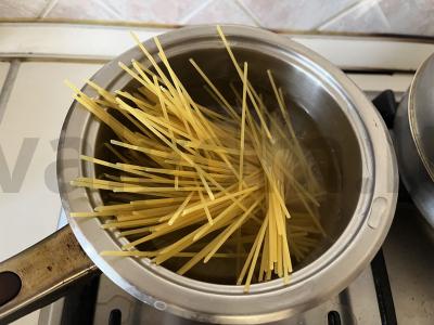 Sultingi makaronai su kiaulienos troškiniu Žingsnis 1