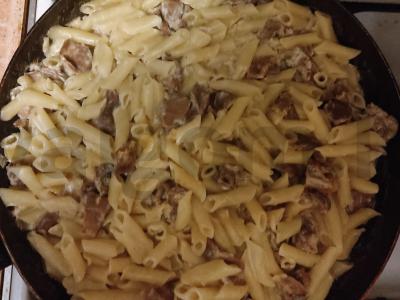 Makaronai su vištienos skrandžiais grietinėje pagrindine nuotrauka