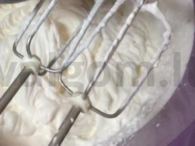 Vaisių salotas „Vasaros“ su braškių piurė ir kondensuotu pienu Žingsnis 2