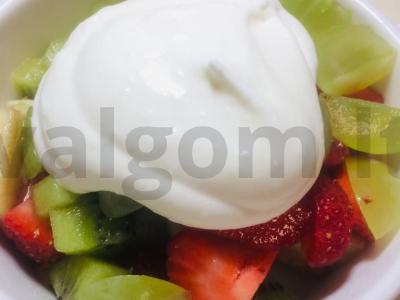 Vaisių salotas „Vasaros“ su braškių piurė ir kondensuotu pienu Žingsnis 3