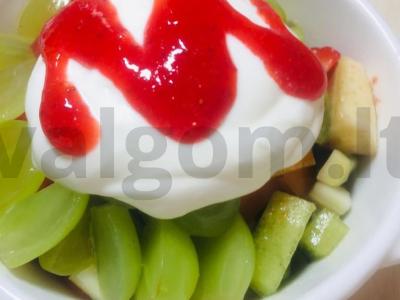 Vaisių salotas „Vasaros“ su braškių piurė ir kondensuotu pienu pagrindine nuotrauka