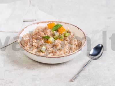 Kviečių košė piene lėtoje viryklėje pagrindine nuotrauka