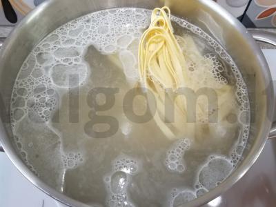 Fettuccine su triušiena ir grietinėlės padažu Žingsnis 2