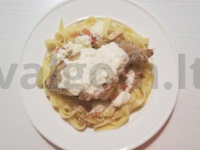 Fettuccine su triušiena ir grietinėlės padažu pagrindine nuotrauka