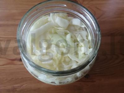 Marinuota kopūstų užkandis stiklainyje pagrindine nuotrauka