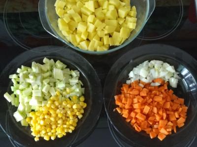 Mėsa su daržovėmis, kukurūzais ir prieskoniais Žingsnis 1