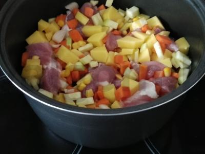 Mėsa su daržovėmis, kukurūzais ir prieskoniais Žingsnis 2