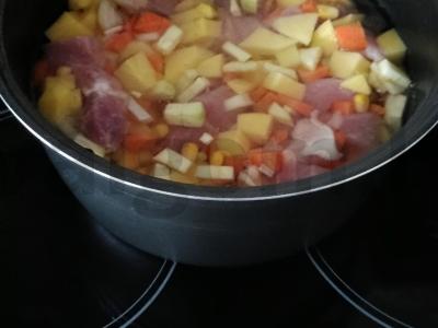 Mėsa su daržovėmis, kukurūzais ir prieskoniais Žingsnis 3