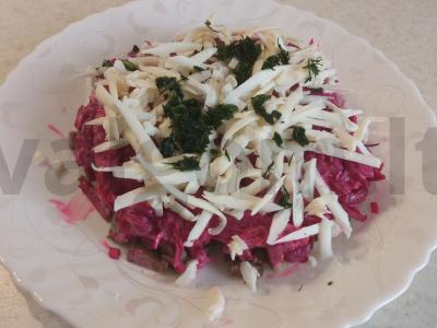 Burokėlių ir jautienos salotas pagrindine nuotrauka