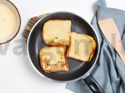 Karamelizuoti kriaušės ant tostų su sūriu Žingsnis 1