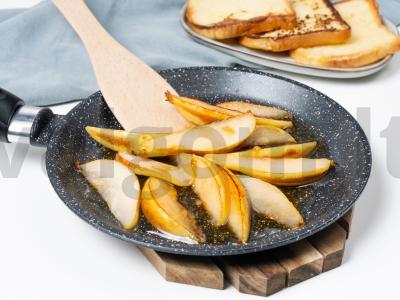 Karamelizuoti kriaušės ant tostų su sūriu Žingsnis 2